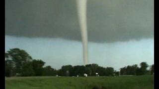 Images impressionnantes dune tornade [upl. by Arved]